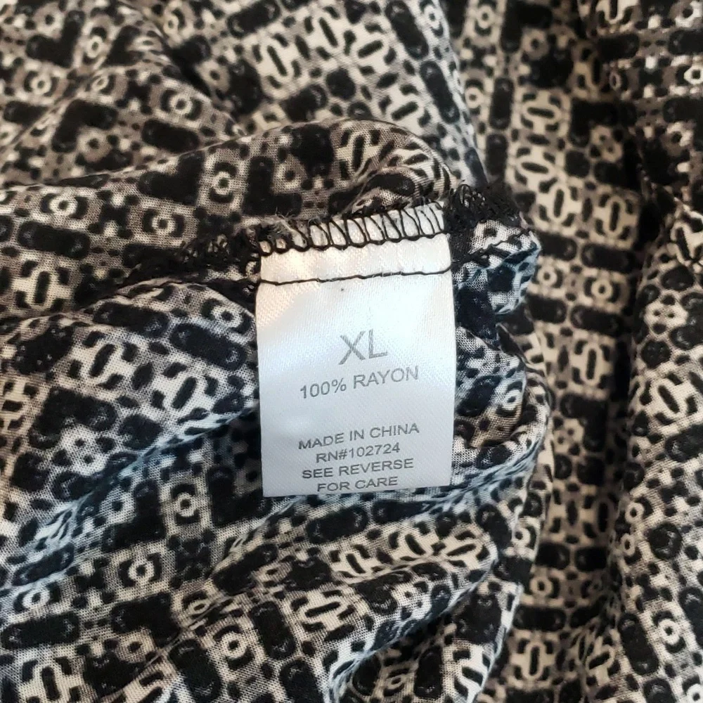3/$12 Blouse Tunic V Neck Button Down Black Grey White XL-runs small - Picture 13 of 13